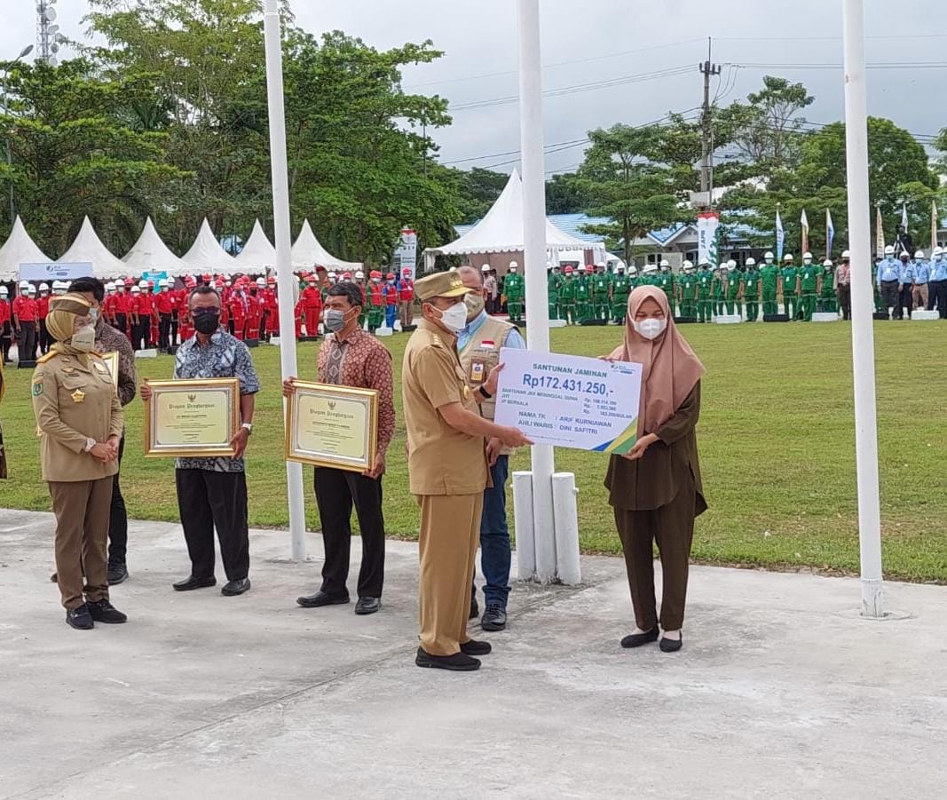 Gubri Serahkan Santunan BPJS Dini : Terima Kasih BPJAMSOSTEK KCP Pelalawan