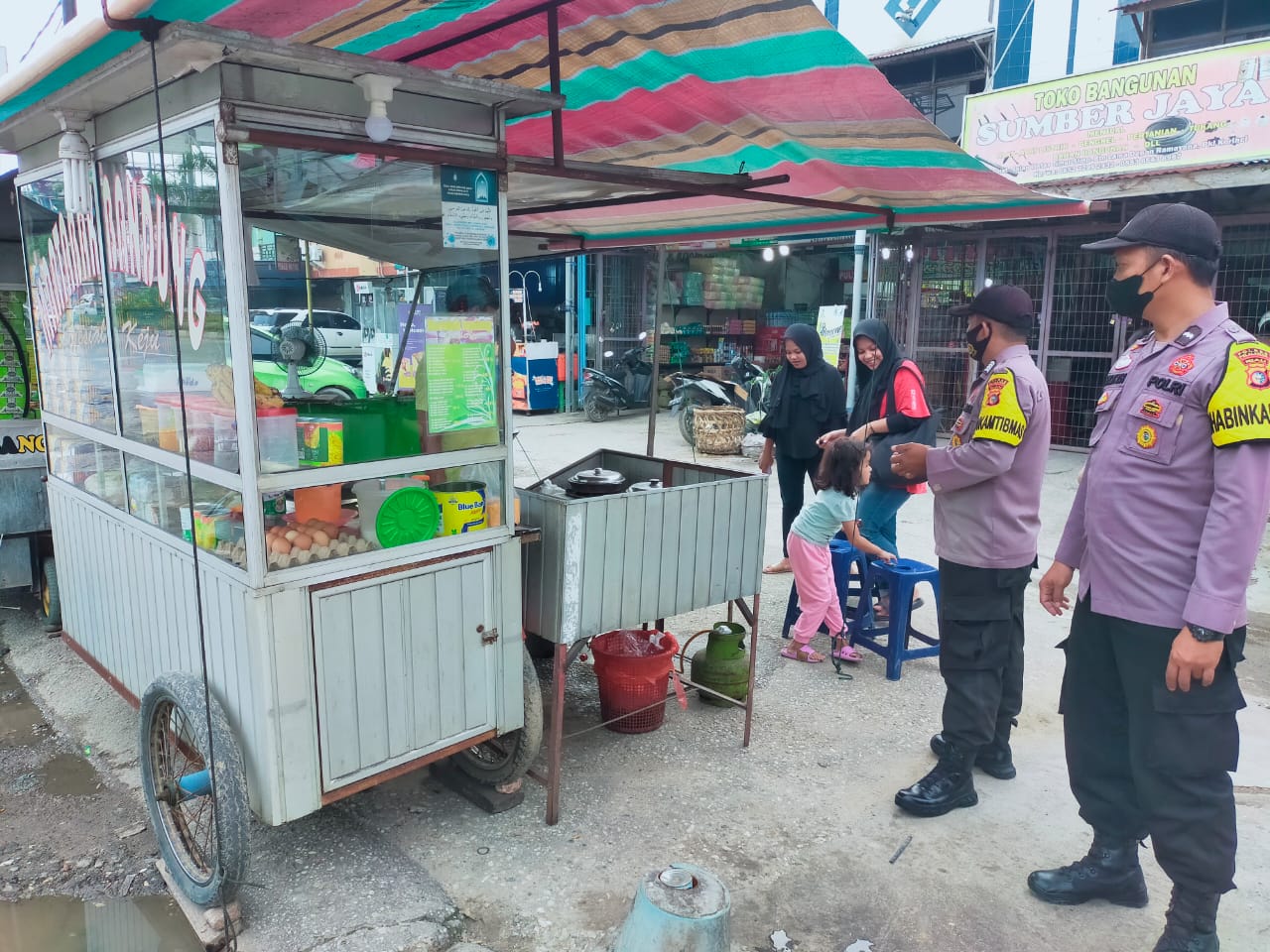 Menunggu Waktu Berbuka Puasa, Polsek Langgam Berpatroli di Pasar Ramadhan