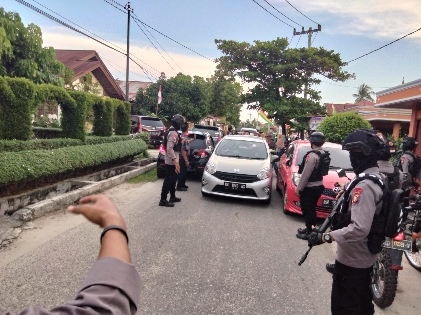 Personel Brimobda Riau Turun Langsung Urai Kemacetan di Tangkerang Timur