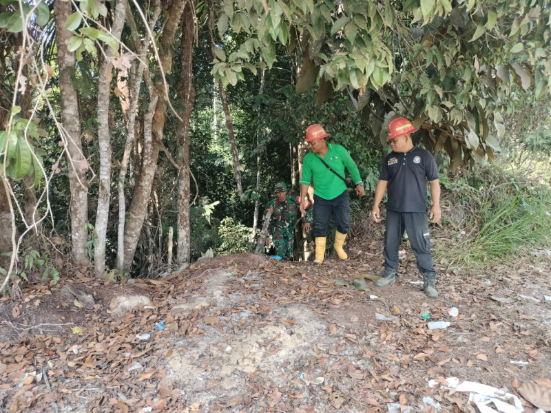 Bersama Tim Serta Warga Binaan di Kampung Tasik Betung, Sertu Joko P Lakukan Patroli Karlahut Rutin