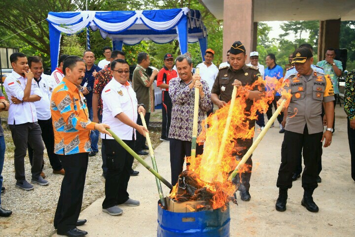 Hari ini, 8.457 keping KTP Siak di musnahkan. Hari ini, 8.457 keping KTP Siak di musnahkan.