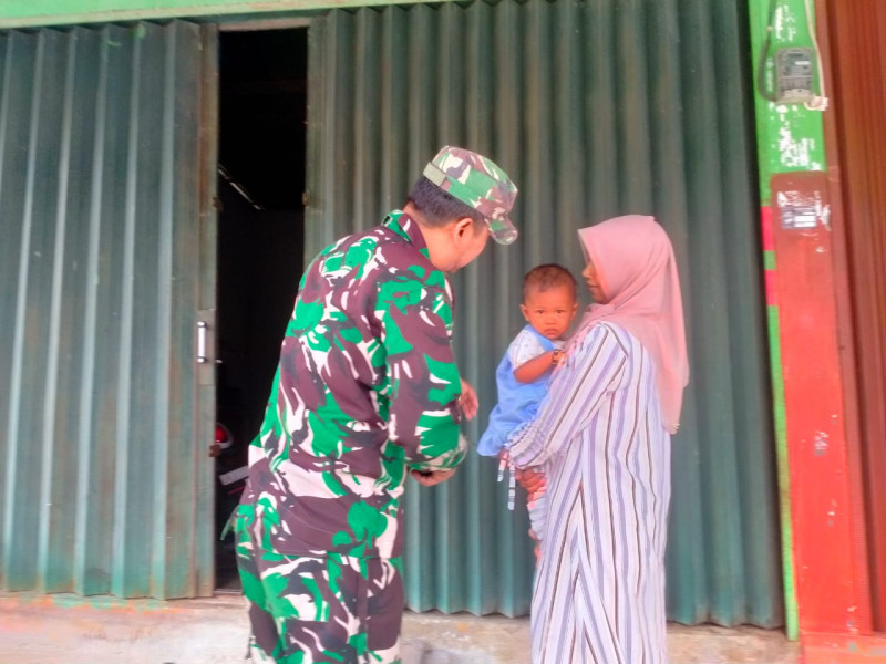 Serma Edy S Giat Pengecekan Anak Stunting Kerumah Warga Binaan di Kampung Tasik Seminai