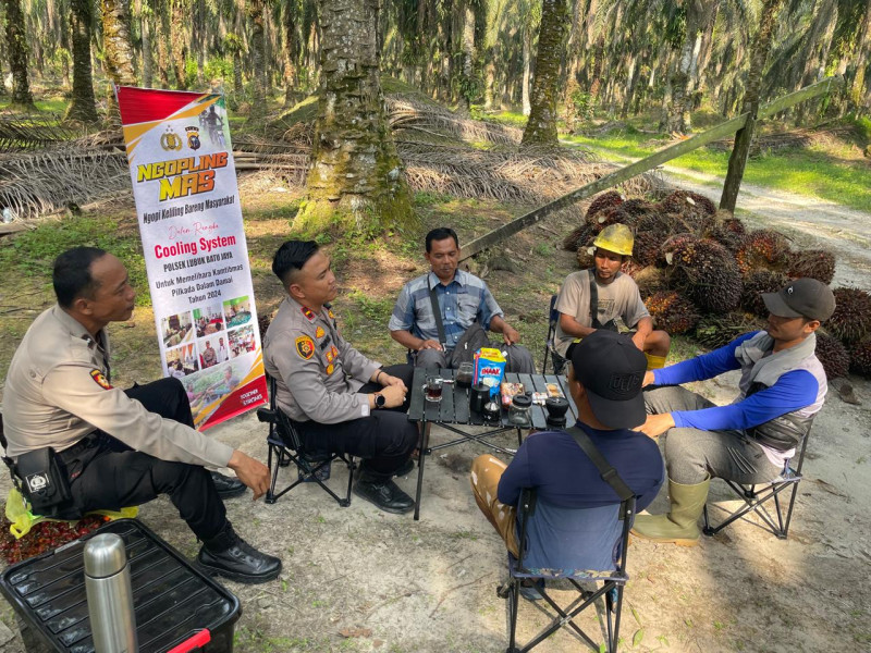 Agar Pemilu Damai, Polsek LBJ Inhu Ngopi Keliling Bareng Masyarakat