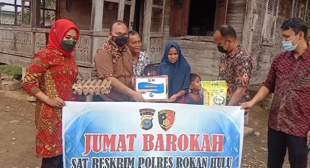 Terima Bantuan, Julfarida: Alhamdulillah, Terimakasih Kasih Bapak Polisi