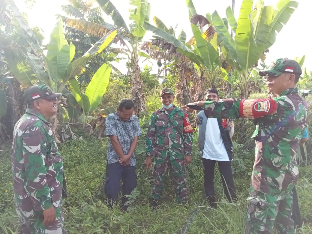 Antisipasi Karhutla, 3 Orang Babinsa Koramil Minas Ajak Warga Minas Timur Berpatroli 