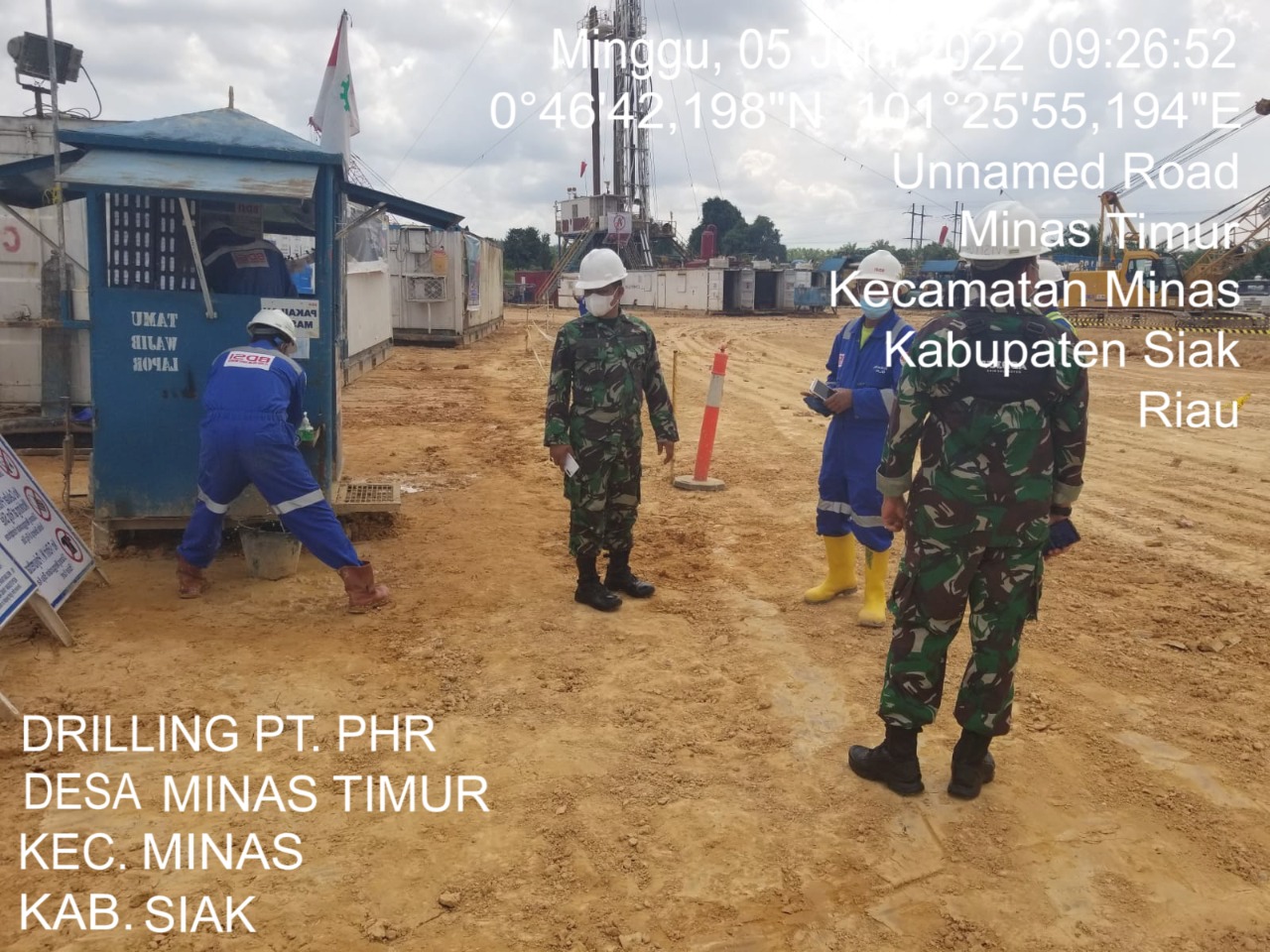 Jaga Keamanan OVN, 3 Anggota Koramil Minas Ini Patroli Drilling Disejumlah Area Pengeboran PT PHR