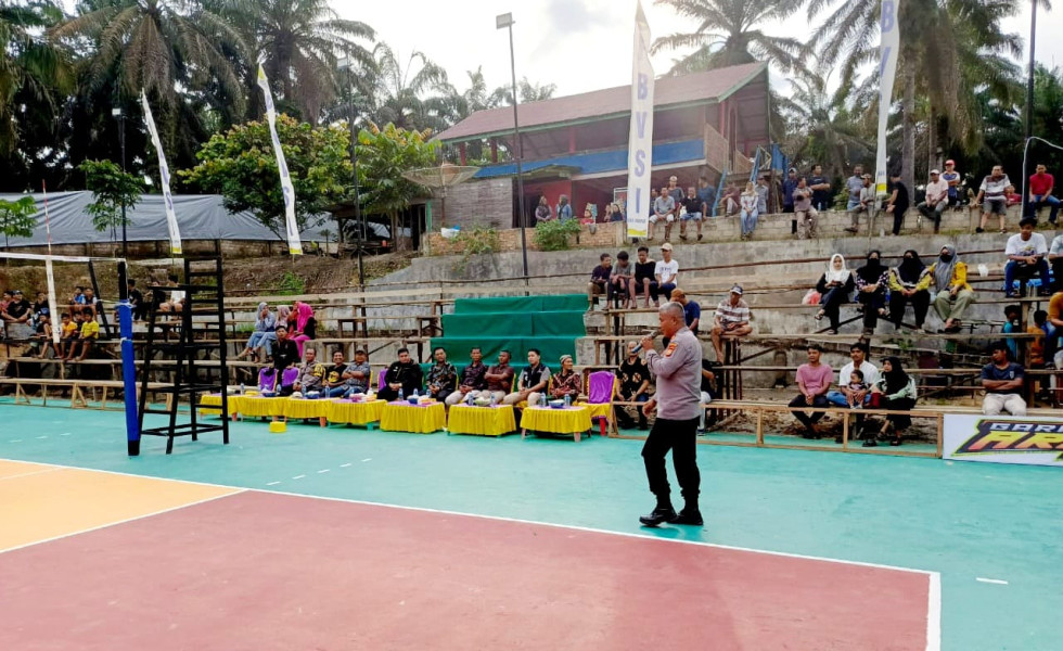 Kapolsek Tapung Hilir Sampaikan Pesan Kamtibmas pada Pembukaan Open Turnament Bola Volly Putra Ramadhan Cup 1 Desa Kijang Makmur
