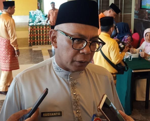 Rudiyanto Larang Sekolah di Riau Pungut Uang Perpisahan