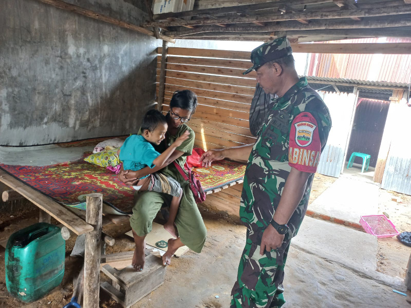 Babinsa Sertu Sarju Peduli Stunting, Cek Langsung Kondisi Balita di Kampung Tualang