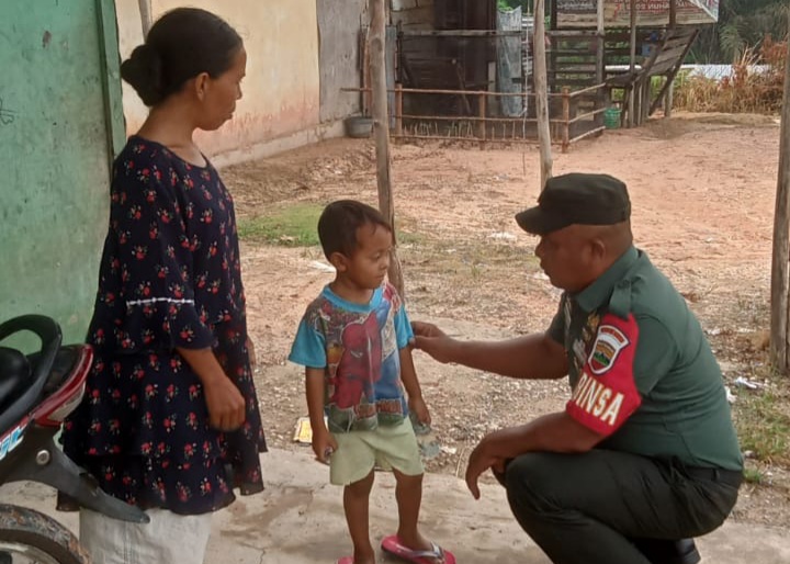 Babinsa Kampung Pinang Sebatang Sertu Sahidin Lakukan Giat Rutin Pengecekan Anak Stunting