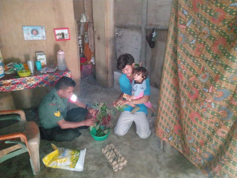 Serka Risman Giat Rutin Babinsa Masuk Dapur di Rumah Warga Kurang Mampu di Kampung Sungai Selodang
