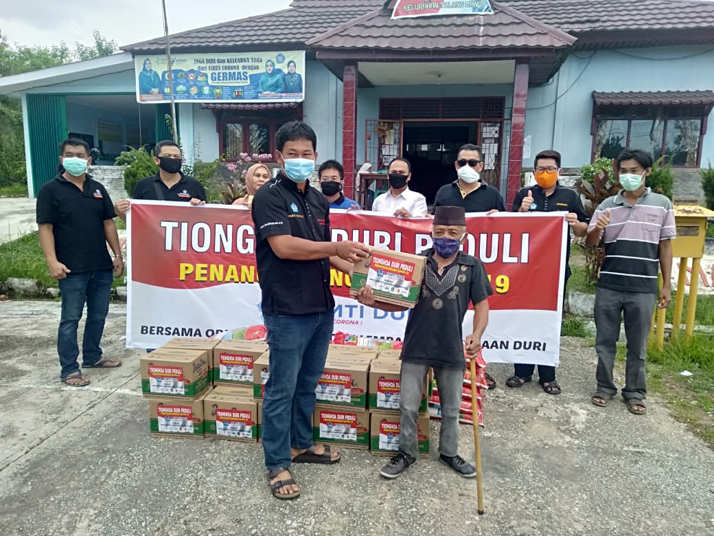 Berbagi Kepedulian Ketua PSMTI Along Hendri Distribusikan Sembako Untuk Warga Mandau & Batin Solapan