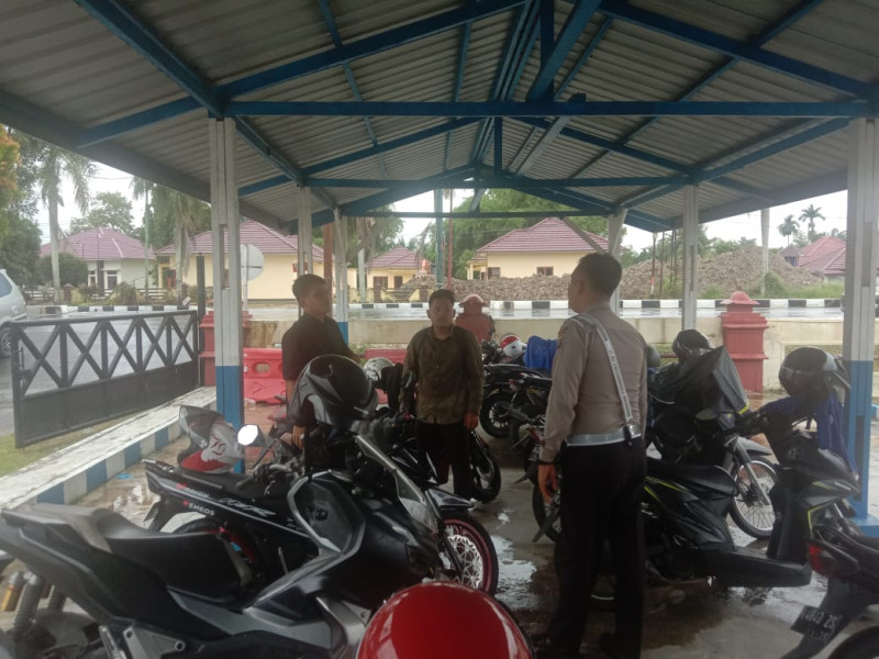 Sasar Masyarakat di Parkiran, Satlantas Beri Edukasi Tertib Berlalulintas dan Pesan Pilkada Damai