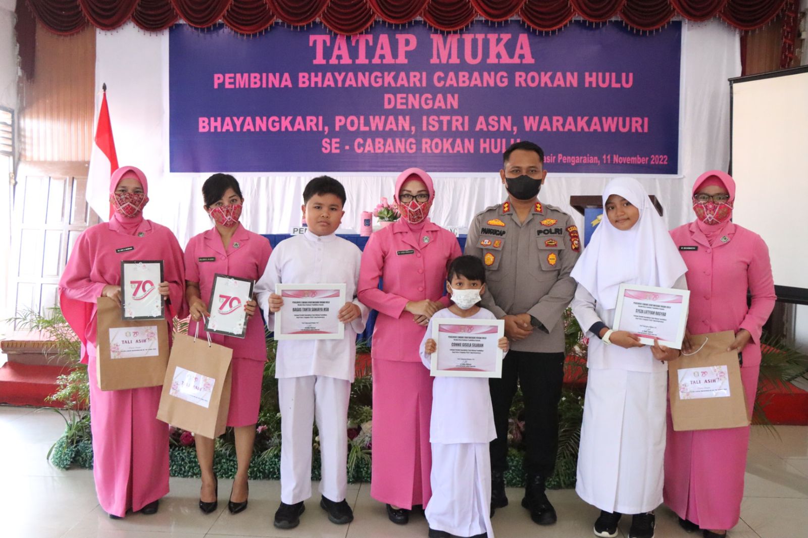 Kapolres Rohul Serahkan Bantuan Yatim Piatu & Hadiah Lomba Kreativitas Dalam Rangka Kegiatan Bhayangkari