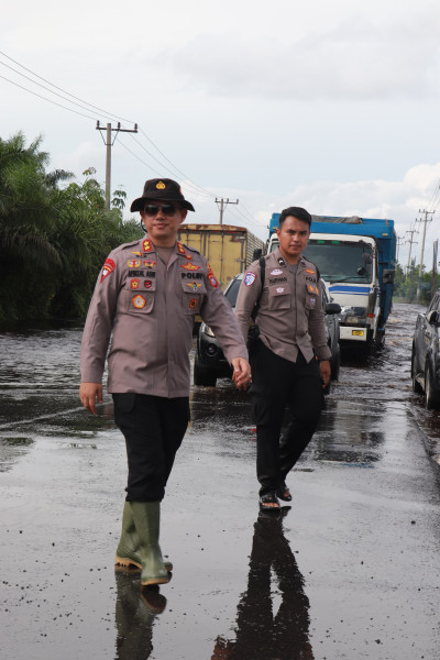 Banjir Rendam Jalan Nasional Lintas Timur, Kapolres Pelalawan Pantau Langsung Situasi di Lokasi