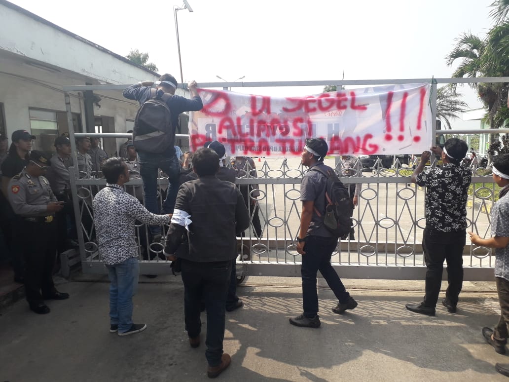 Aliansi Putra Tulang Demo Dan Segel Gerbang PT IKPP Perwang