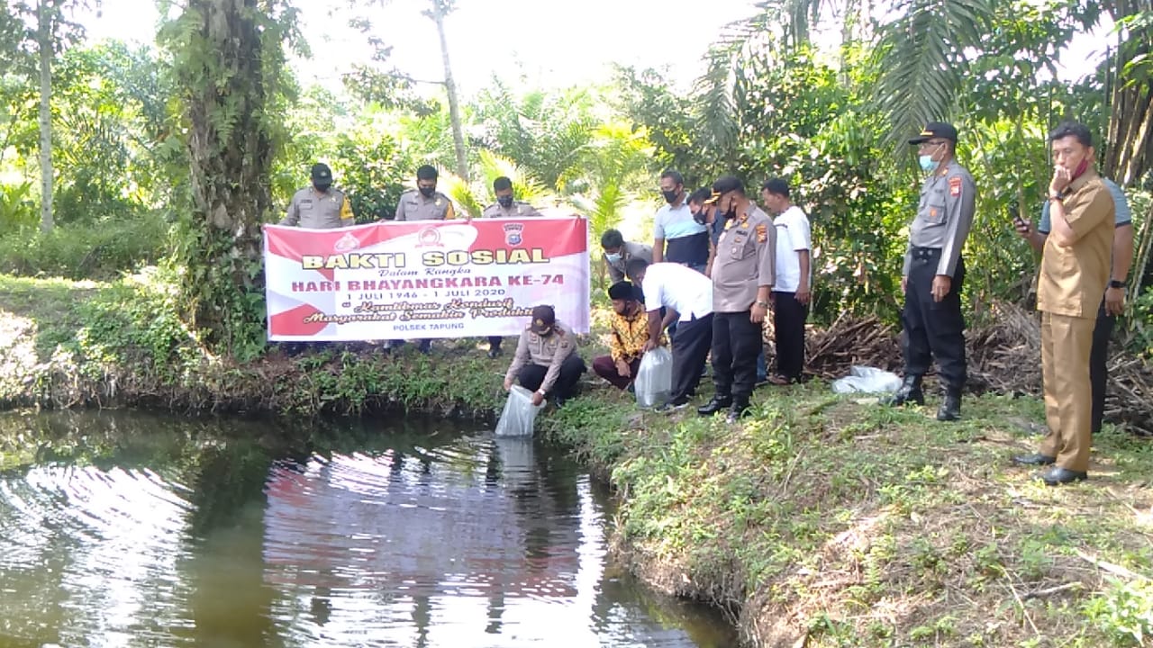 Jelang Hari Bhayangkara ke-74, Polsek Tapung Berikan 10 ribu Bibit Ikan di Desa Sei Lambu Makmur