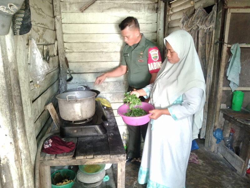 Babinsa Koramil 04/Perawang Bentu Warga Dengan Masuk Dapur Ibu Ratnasari Warga Kurang Mampu di Kampung Perawang Barat