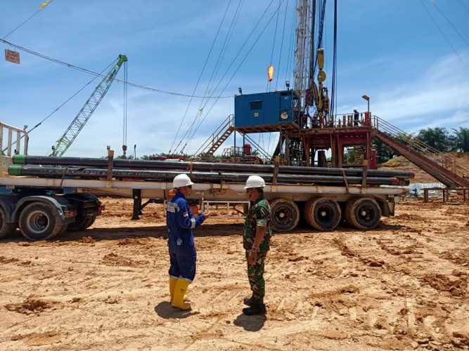 Jaga Keamanan OVN di PHR, Serma M Nasir & Sertu Ardhi Syam Lakukan Patroli di Empat Lokasi Drilling 