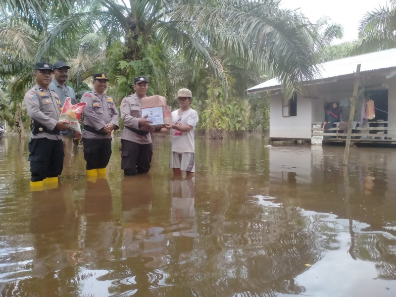 Polsek Kuala Cenaku Gaungkan Pemilu Damai dan Salurkan Bansos di 5 Desa