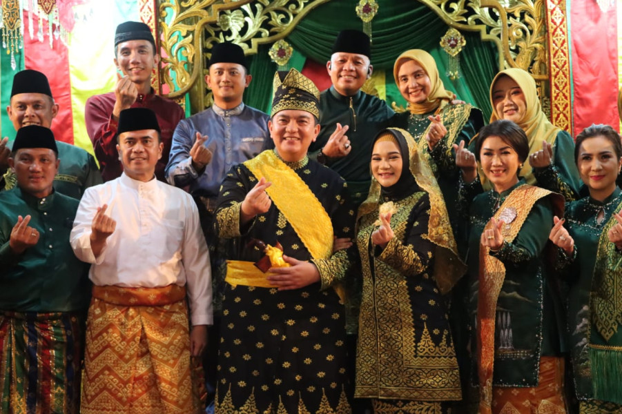 Tuan Irjen Muhammad Iqbal Terima Penganugerahan Gelar Adat Dari LAM Riau