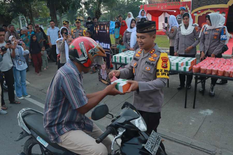 Kapolres Kampar Bersama PJU Polres Kampar Bagi-bagi Takjil  untuk Masyarakat di Pos Pam Lapangan Merdeka