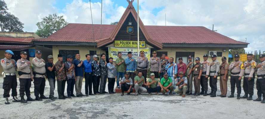 Kapolsek Minas Kompol Sawaluddin Pane SH Pimpin Apel Akbar Untuk Pelaksanaan Satkamling di Kecamatan Minas    