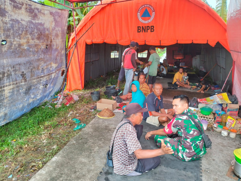 Babinsa Koramil 03/Minas Secara Rutin Lakukan Pemantauan Dan Pendataan Warga Terdampak Banjir di Muara Kelantan
