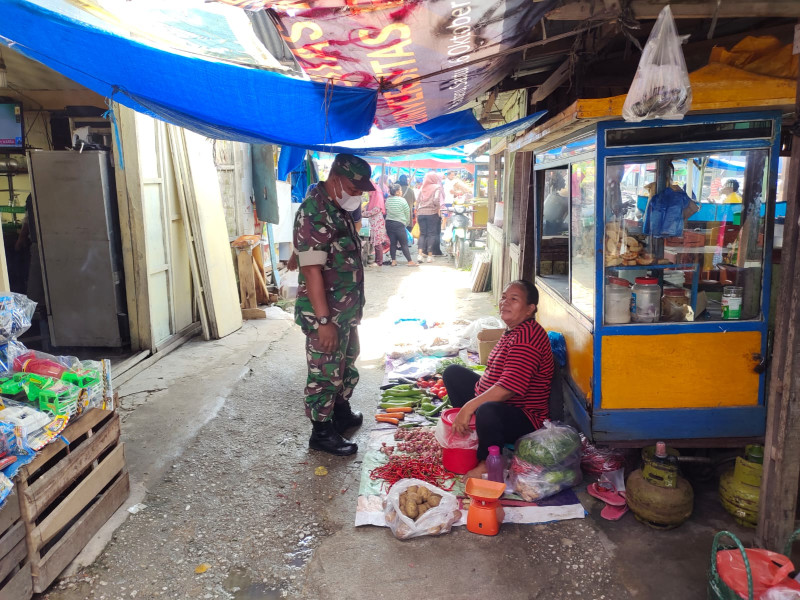 Cegah Penularan Covid-19, Serma Benriyadi Babinsa Koramil 03/Minas Kembali Lakukan Gakplin di Pasar Tradisional Minas