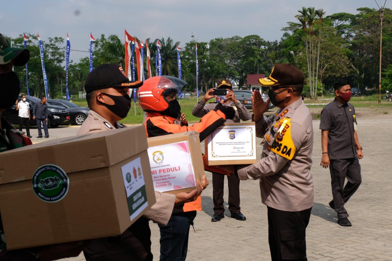 Gerak Sosial Serentak Kapolda Riau Bagikan Sembako Bagi Masyarakat Terdampak Covid-19