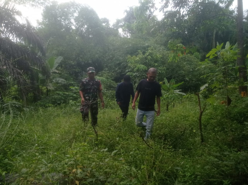 Bersama Tim Dan Warga Kelurahan Perawang, Kopda L Sigalingging Lakukan Giat Patroli Guna Cegah Karlahut