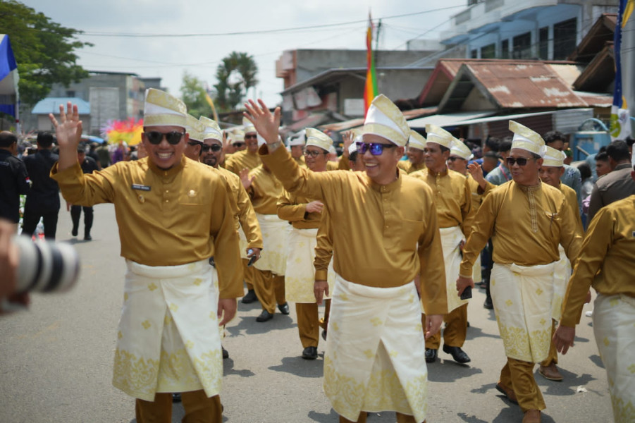 Ketua DPRD Siak Beserta Istri Ikut Meriahkan Pawai Ta'ruf MTQ Tingkat Provinsi Riau di Rengat