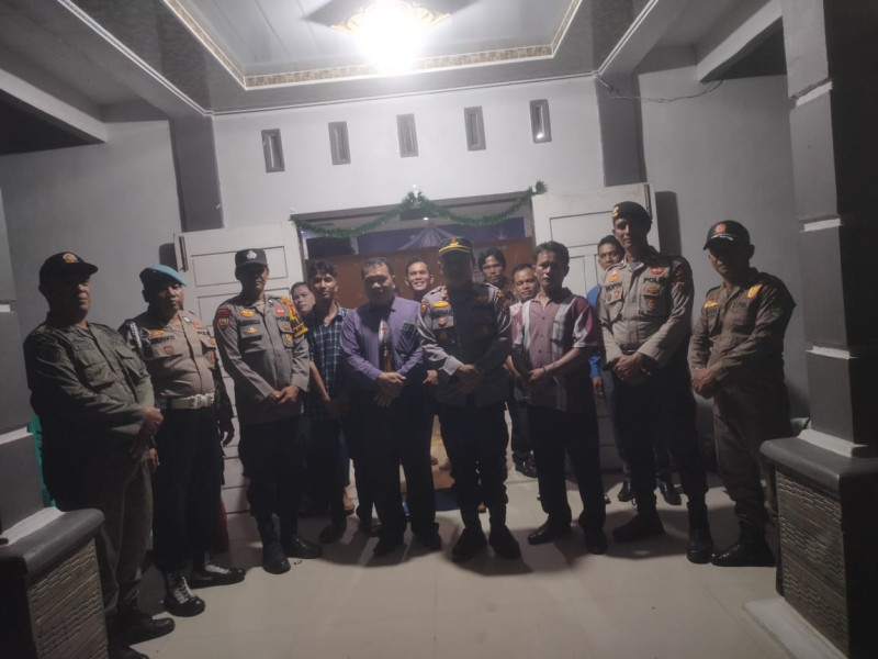 Gandeng Satpol PP, Kapolsek Koto Gasib Pimpin Pengamanan Ibadah Malam Natal, Jamin Keamanan Bagi Jemaat Gereja