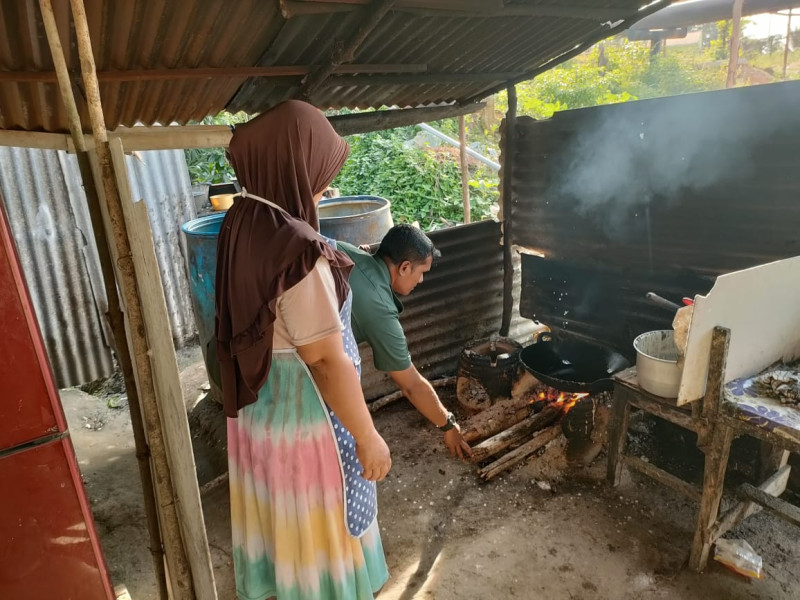 Serma Muhajir Babinsa Koramil 03/Minas Bentu Warga Dengan Masuk Dapur Warga Kurang Mampu di Minas Jaya