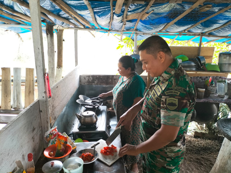 Serda Parjuni Giat Rutin Babinsa Masuk Dapur di Rumah Ibu Aida Warga Kurang Mampu di Muara Bungkal 