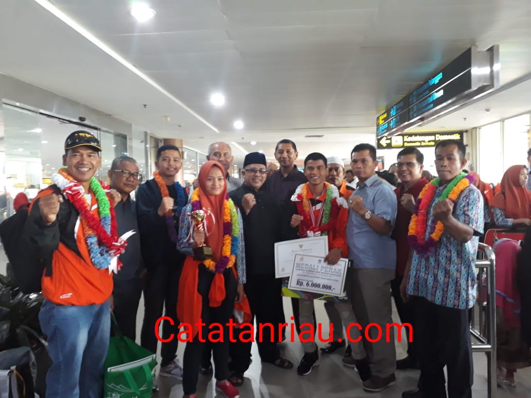 FORKI Riau Sambut Atlet Karate Peraih Medali Perak Dan Medali Emas Di Bandara SSQ II