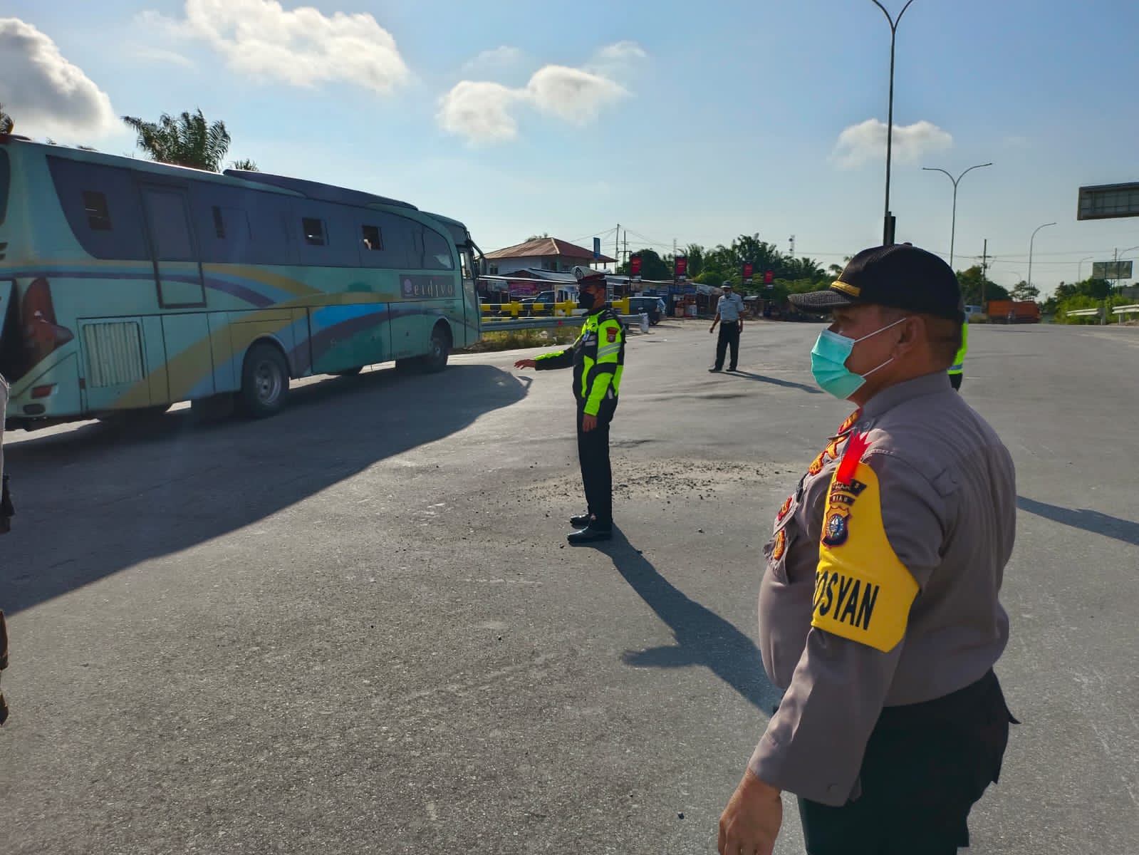 Personil Polsek Minas Lakukan Pengamanan Arus Balik Mudik Idul Fitri di Simpang Exit Tol Minas