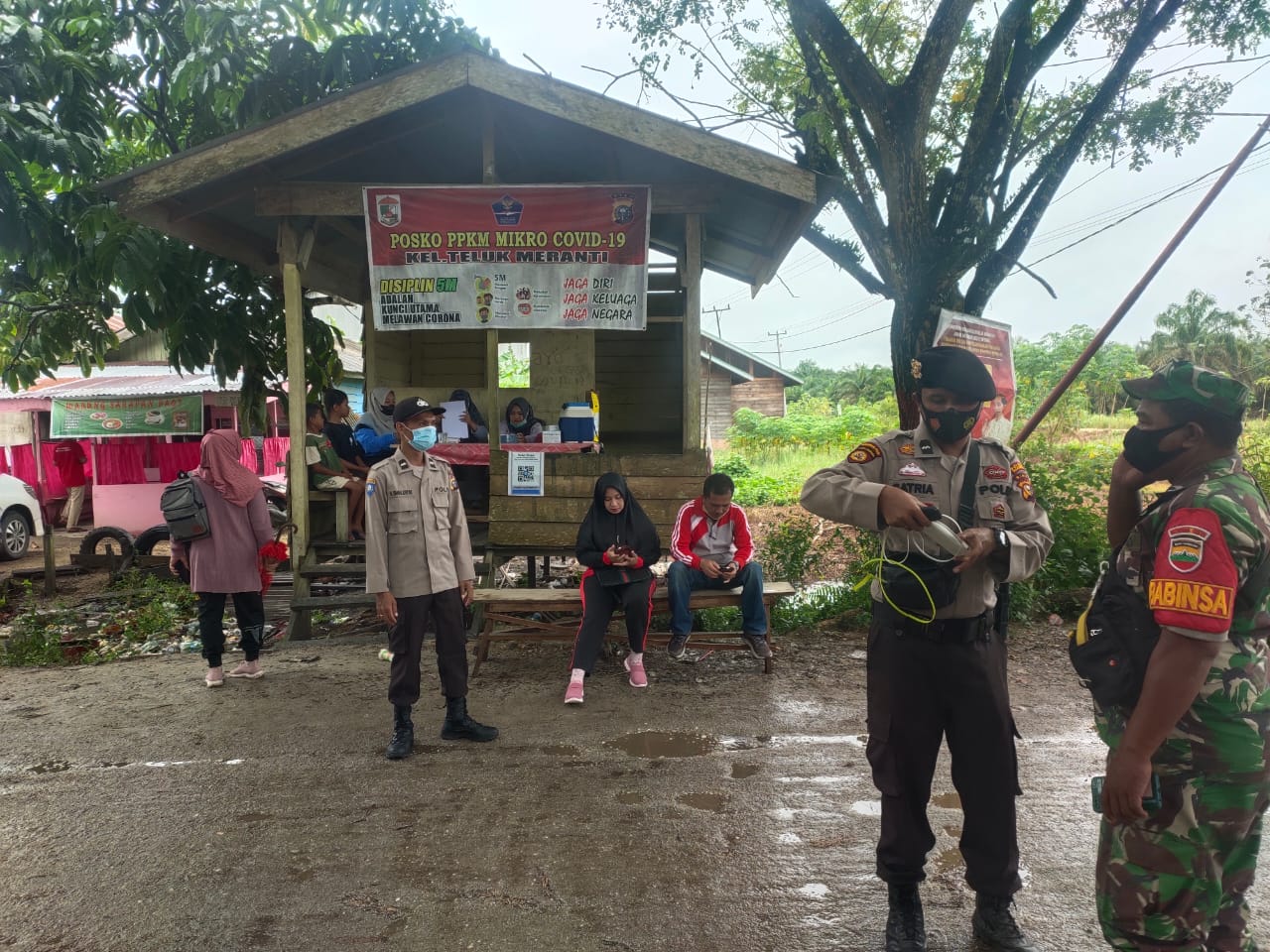 Kanit Binmas Polsek Teluk Meranti Amankan Giat Vaksinasi