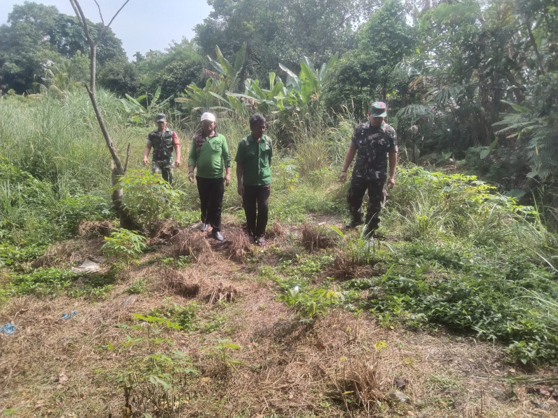 Sertu Sarju dan Koptu Togi Sitorus Rutin Ajak Warga Binaan Dalam Giat Penanggulangan Karhutla Dengan Cara Berpatroli