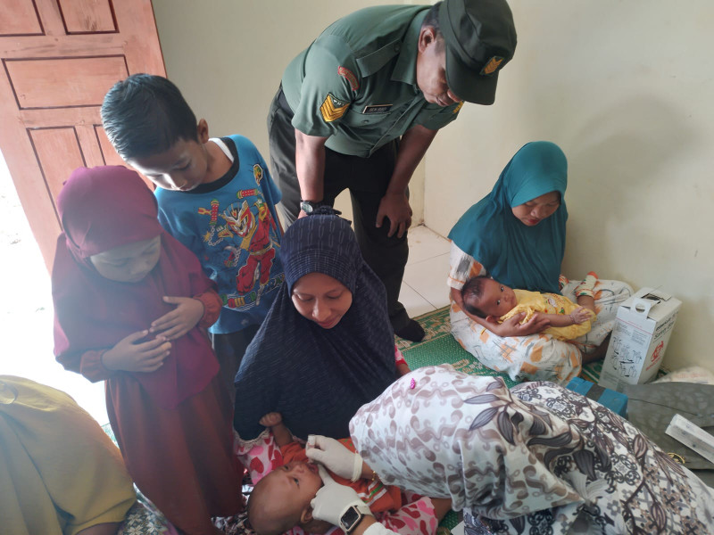 Babinsa Koramil 03/Minas Serma Benriyadi Giat Pengecekan Anak Penderita Stunting di Lubuk Umbut