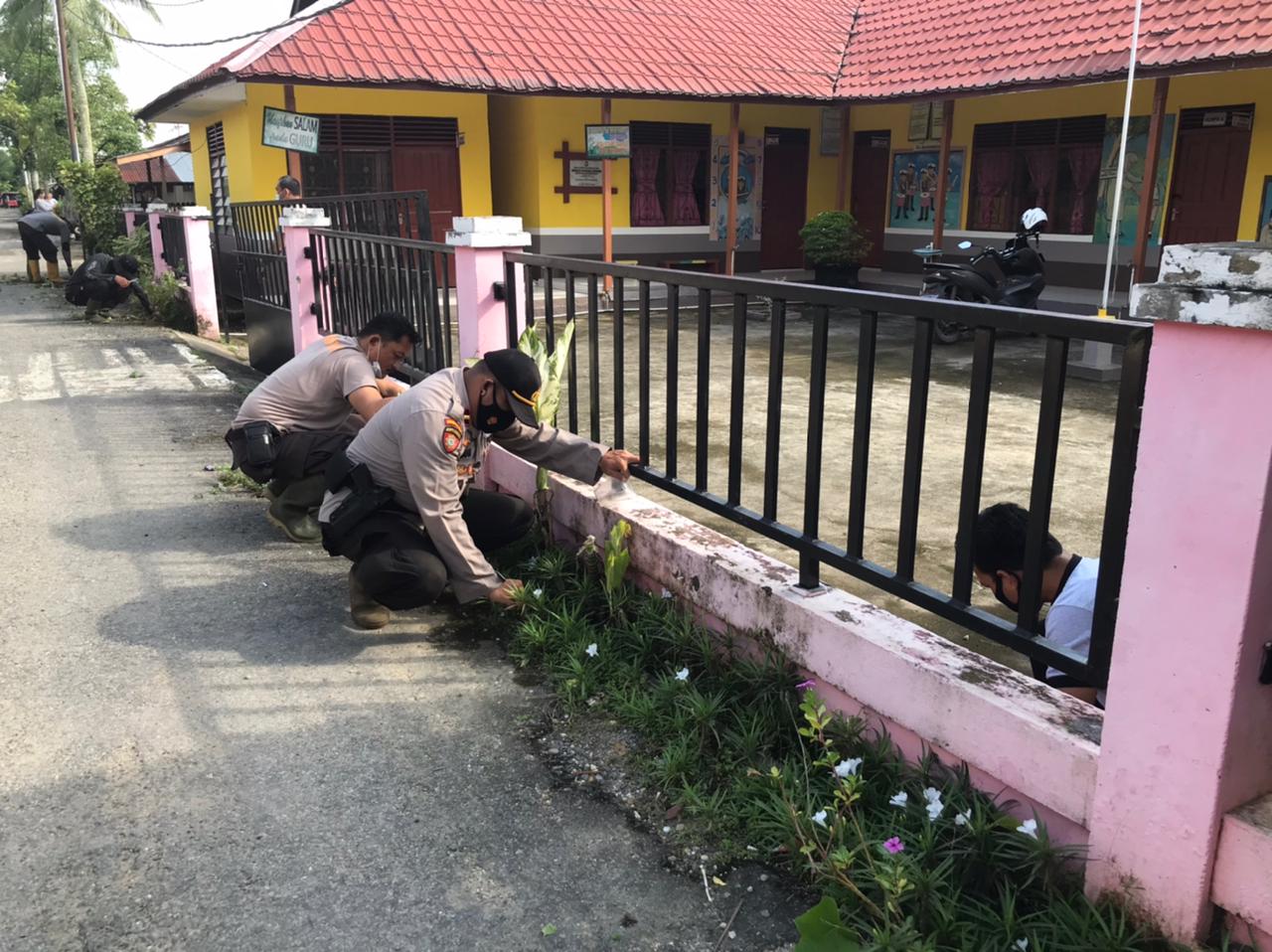 Ciptakan Lingkungan Yang Bersih, Kapolres Inhil Terjun Langsung Goro Bersihkan Asrama Polisi