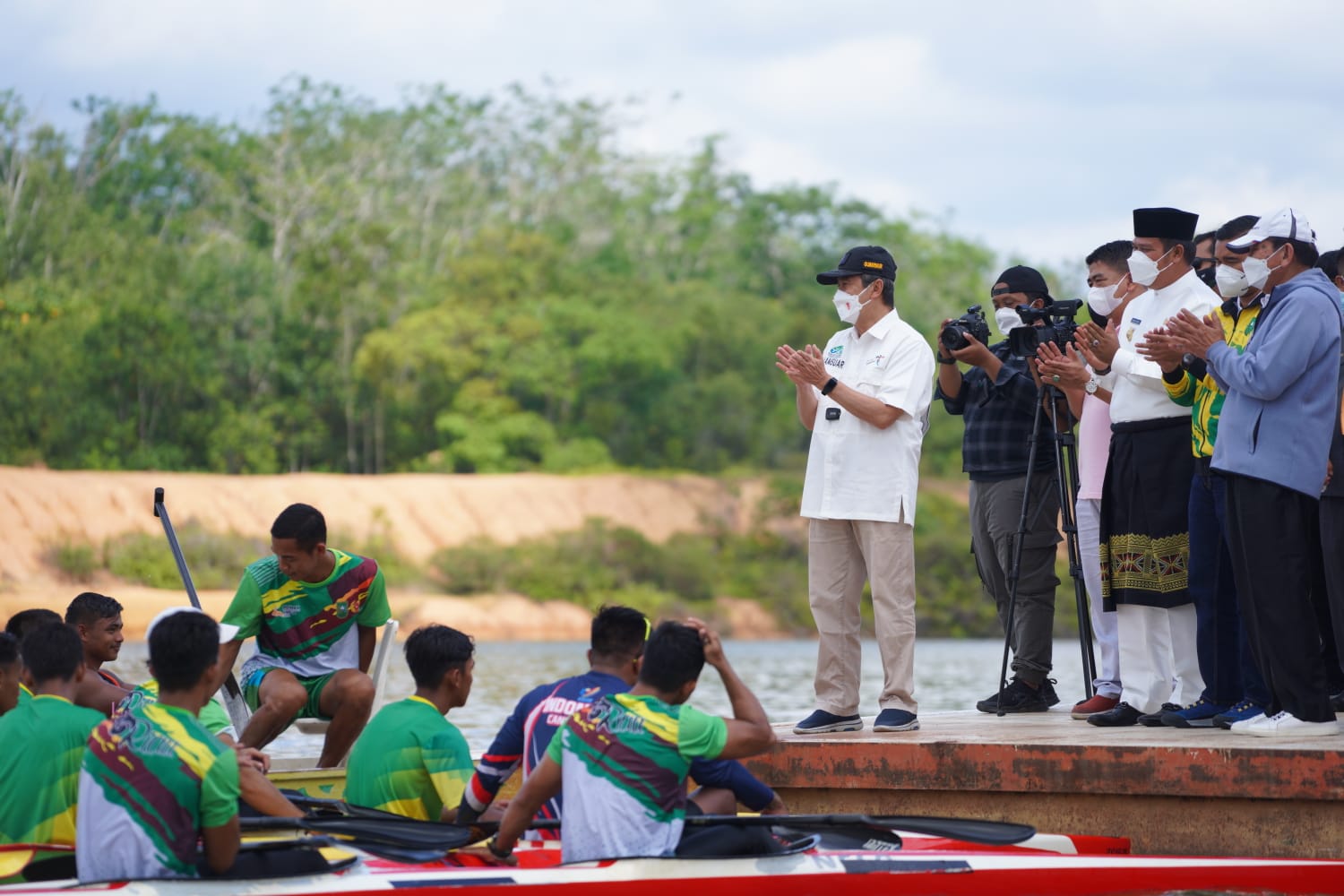 Tinjau Pelatda PON di Kebun Nopi, Syamsuar-Andi Putra Beri Motivasi Atlet Dayung Riau