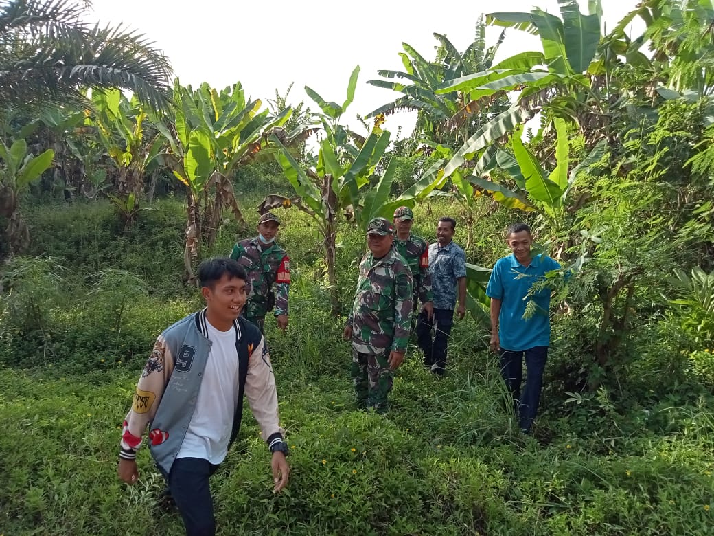 Agar Tak Terjadi Karhutla, Tiga Orang Babinsa Bersama Masyarakat Kampung Minas Timur Lakukan Patroli & Pengecekan Kanal