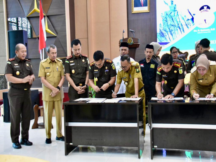 Disaksikan Gubernur Riau dan Kajati Riau, Pj Bupati Kampar Lakukan Penandatangan MoU dengan Kajari Kampar Program Jaga Zapin