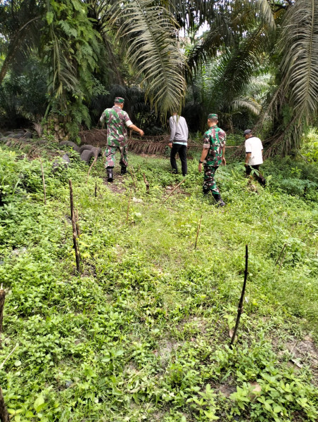 Ajak Warga Sekitar, Babinsa Koramil 04/Perawang Patroli Pencegahan Karhutla