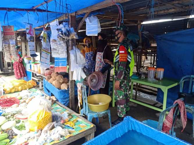 Serka Alif Babinsa Koramil 03/Minas Lakukan Gakplin Antisipasi Penularan COVID-19 di Pasar Minas