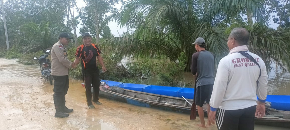 Peduli Bencana Alam, Polsek KKH Bantu Warga Terdampak Banjir Sekaligus Sosialisasi Pemilu Damai