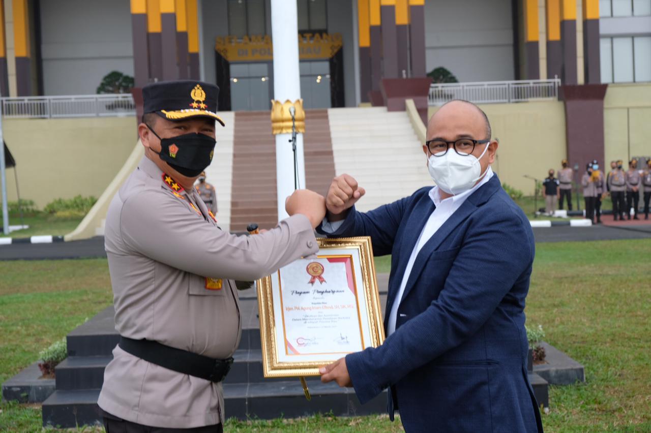 Dinilai Berhasil Berantas Narkoba, Kapolda Riau Menerima Penghargaan Dari Managemen Media Online