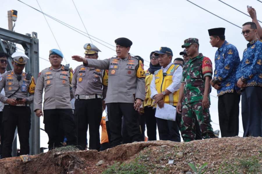 Tunjukkan Kepedulian, Kapolda Riau Tinjau Langsung Jalan Lonsor di Tanjung Alai