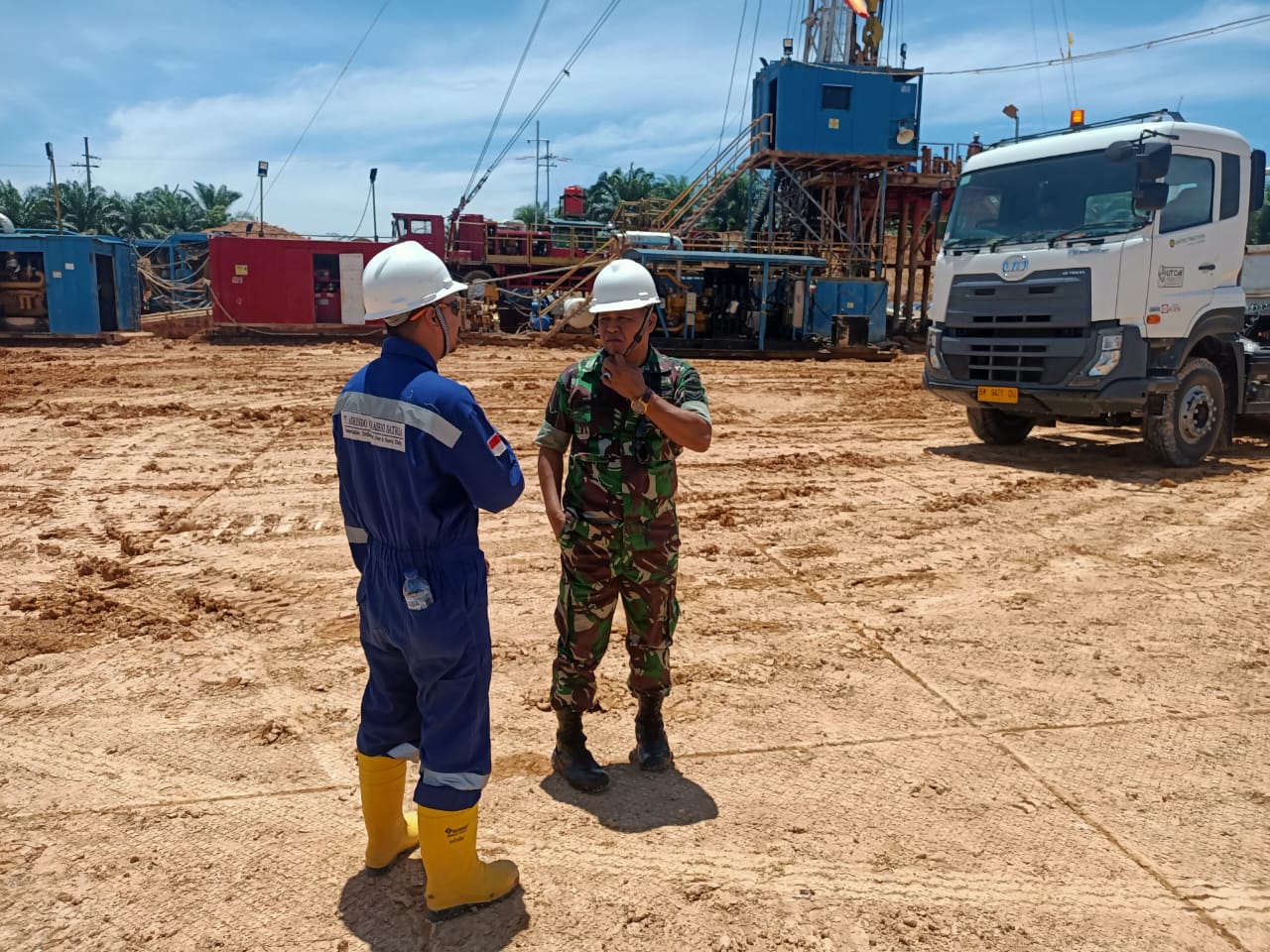 Untuk Keamanan OVN di PT PHR Minas, Serma Muhammad Nasir dan Serda Parjuni Mereka Continue Lakukan Patroli Drilling 